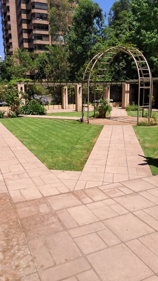 Foto 13 de 19: trabajo de jardinería en un condominio